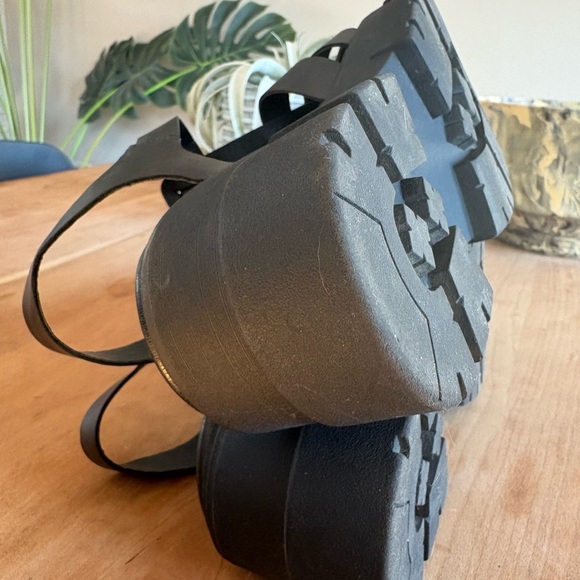 Wild Pair ‘Hereaa’ Black Strappy Fisherman Sandal Vegan W 10 Like New - Picture 8 of 10